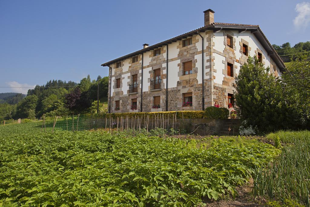 Agroturismo Ibarre Anzuola Bagian luar foto